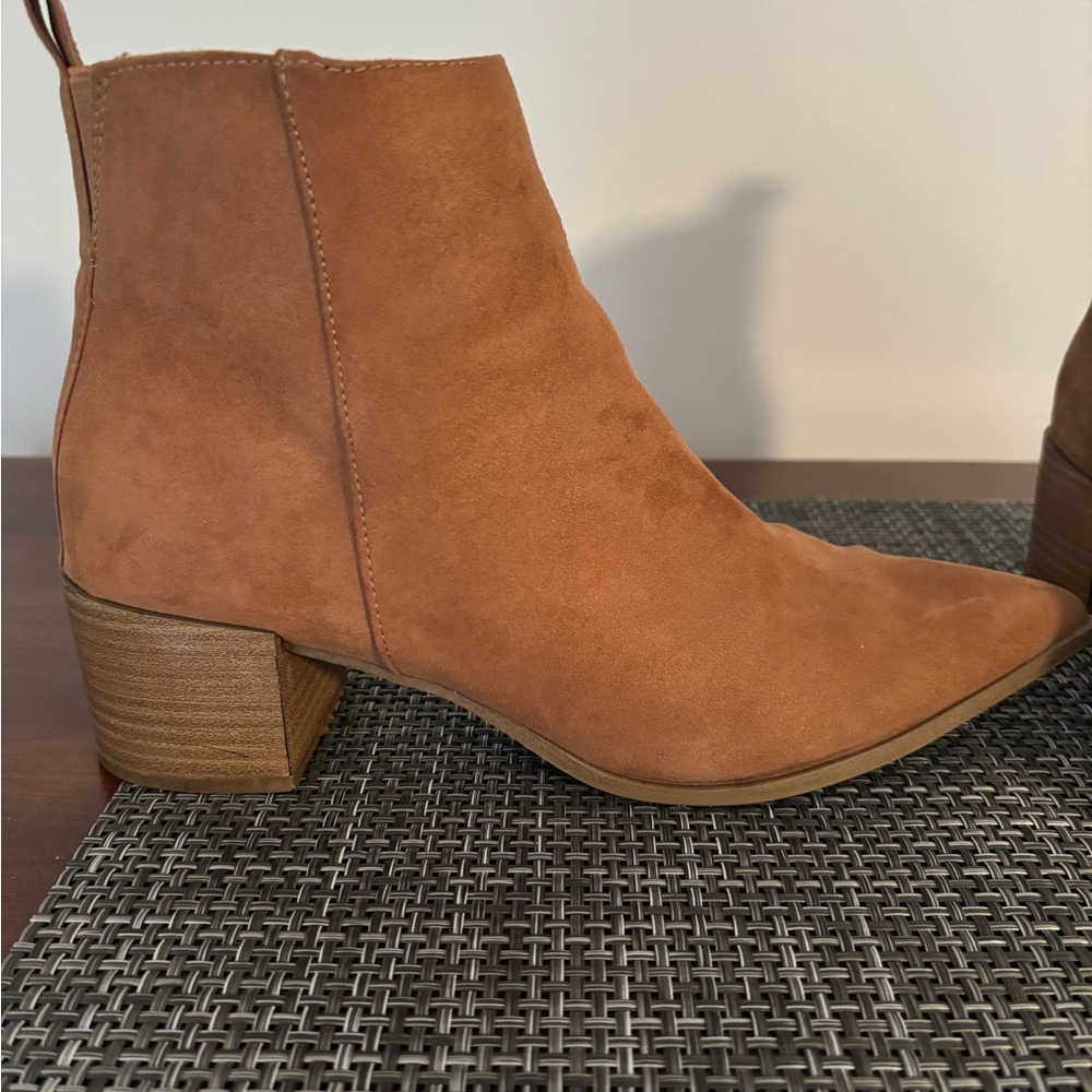 Universal Thread- size 8.5 bootie
